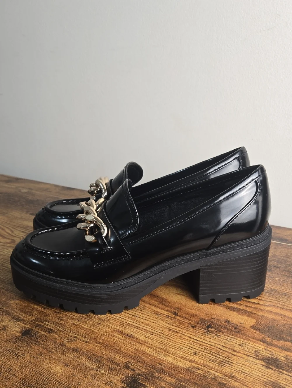 Guess Hillford Chunky Lug Sole Black Patent Chain-Trim Loafers Women's Sz 9.5